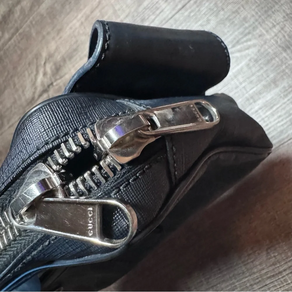Gucci GG Supreme body bag in black with a red and blue web strap - Picture 9 of 16